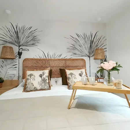 Junto A Ayuntamiento Y Playa 기욘