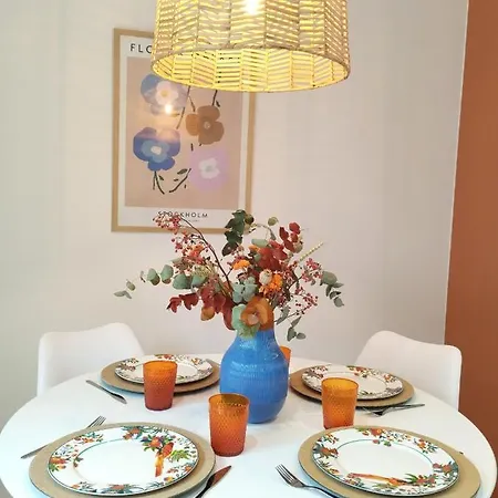 Junto A Ayuntamiento Y Playa 기욘