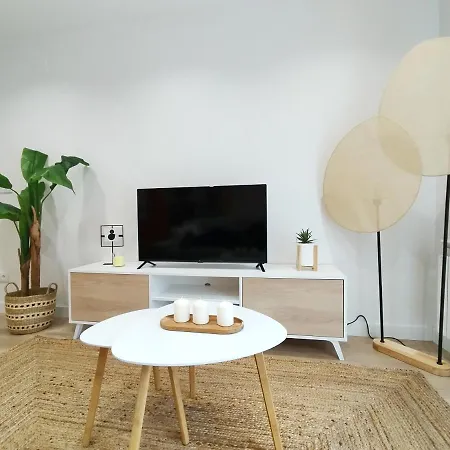 Junto A Ayuntamiento Y Playa 기욘